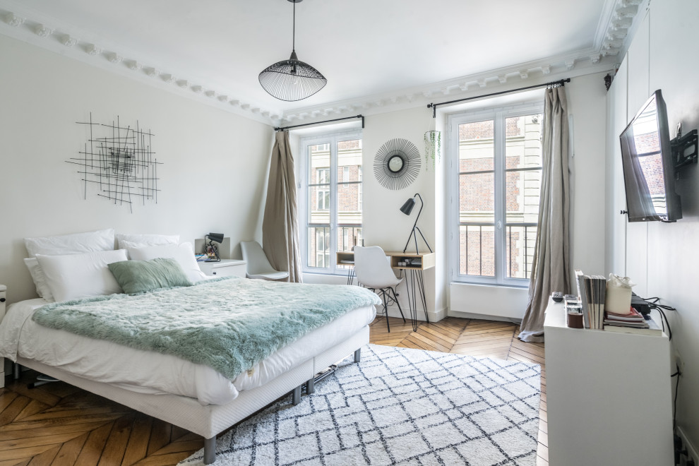 Inspiration pour une chambre design avec un mur blanc, un sol en bois brun et un sol marron.