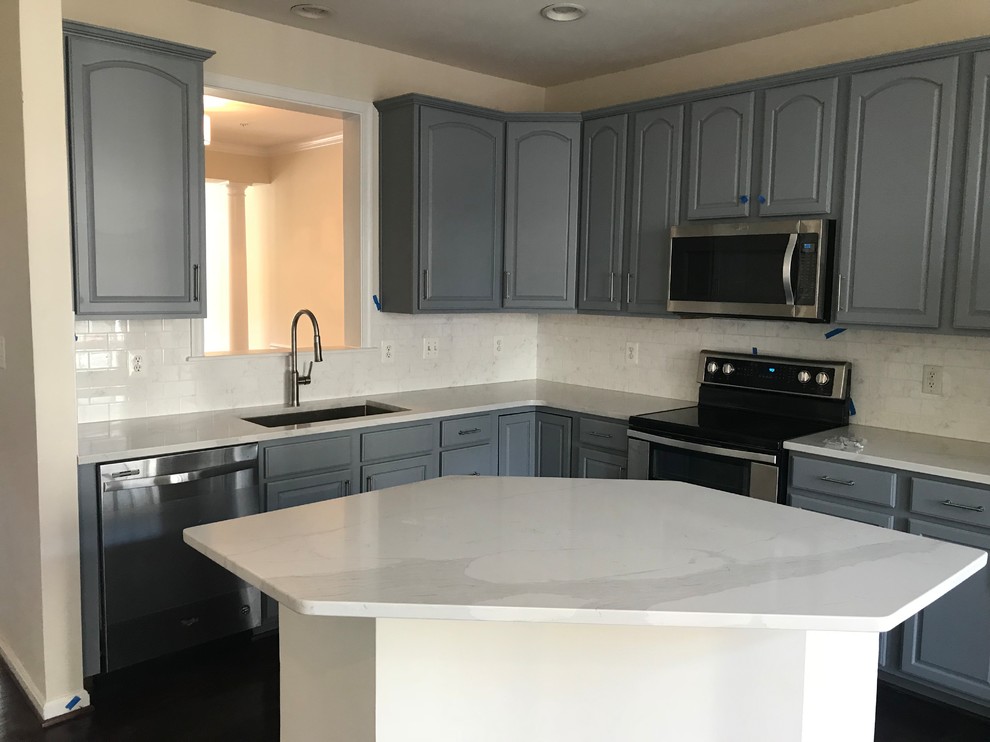 Kitchen - transitional kitchen idea