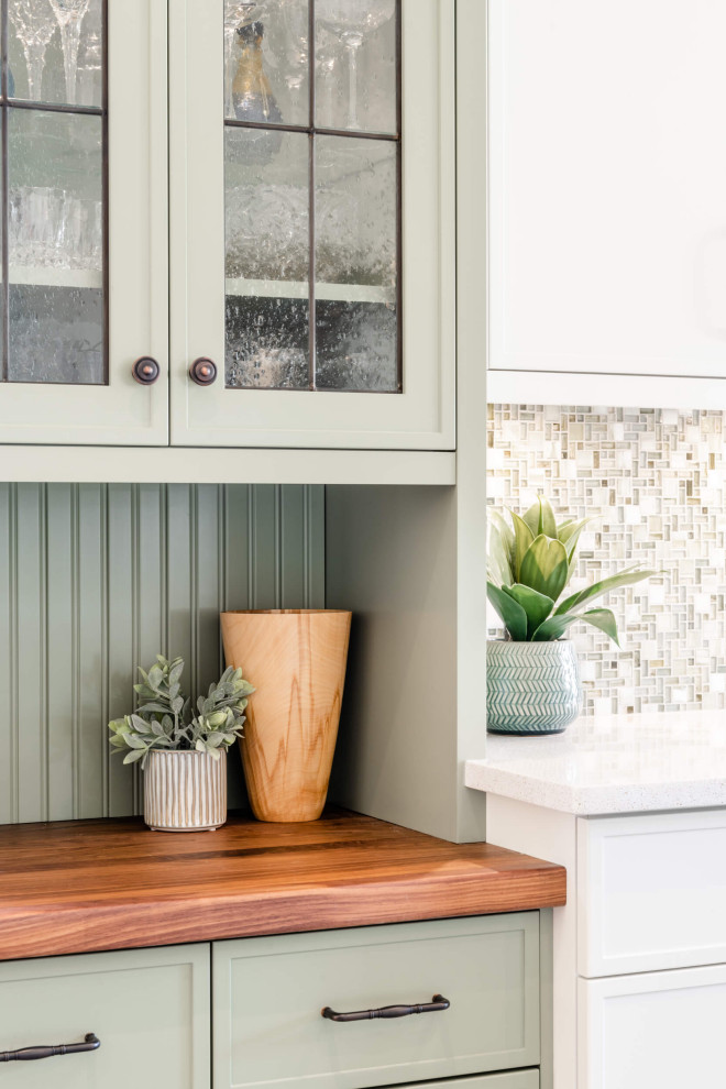 Example of a mid-sized transitional galley eat-in kitchen design with shaker cabinets and an island