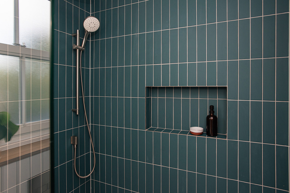 На фото: ванная комната среднего размера в скандинавском стиле с душевой комнатой, инсталляцией, разноцветной плиткой, керамической плиткой, разноцветными стенами, полом из керамической плитки, душевой кабиной, подвесной раковиной, столешницей из дерева, белым полом, открытым душем, нишей и тумбой под одну раковину