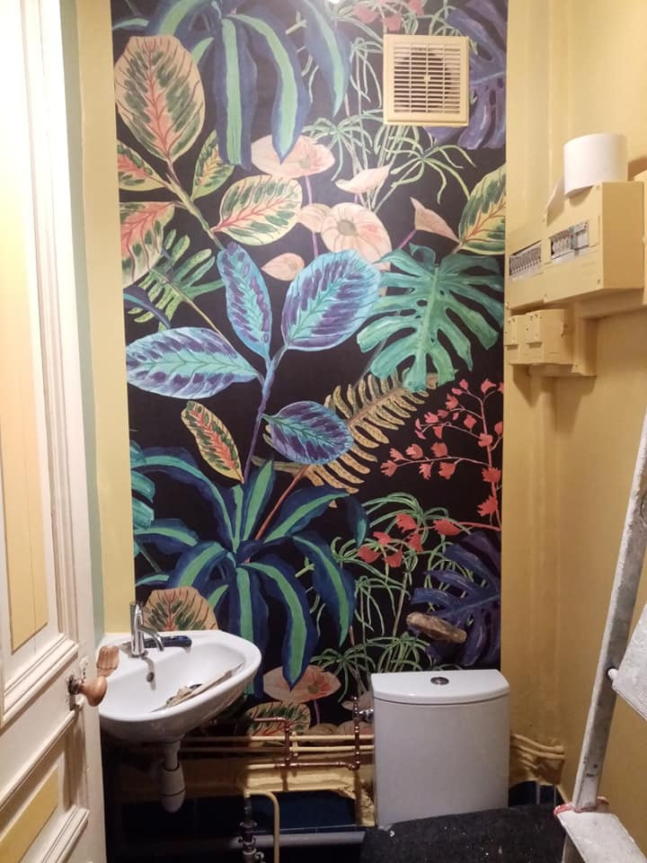 Exempel på ett litet exotiskt toalett, med gula väggar, klinkergolv i keramik och brunt golv