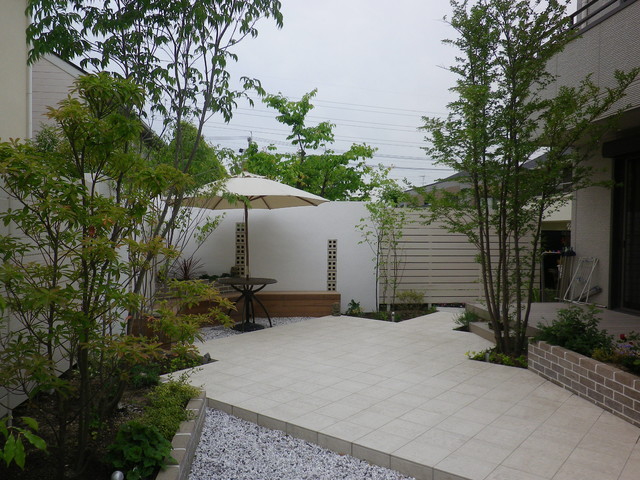 タイルテラスと目隠しウォールの庭 Scandinavian Garden Nagoya By 有 庭工房 Houzz Ie