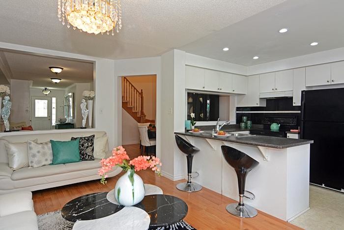 Transitional kitchen photo in Toronto