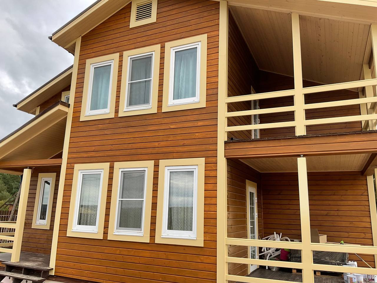 Шлифовка старого лакокрасочного покрытия на брусе и покраска масловоском