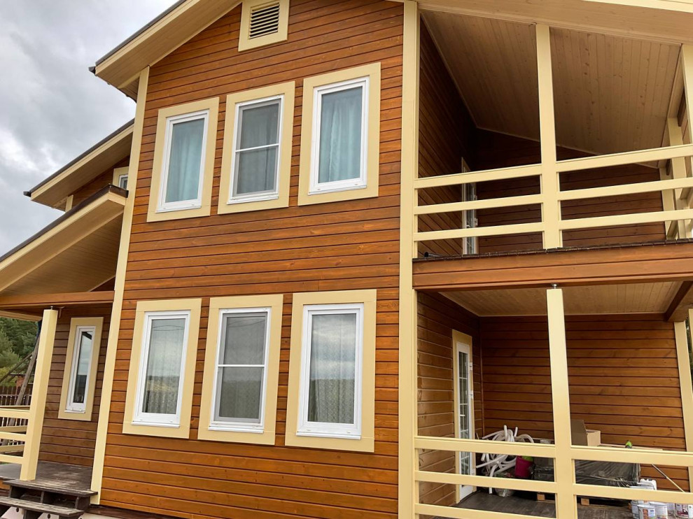 Шлифовка старого лакокрасочного покрытия на брусе и покраска масловоском