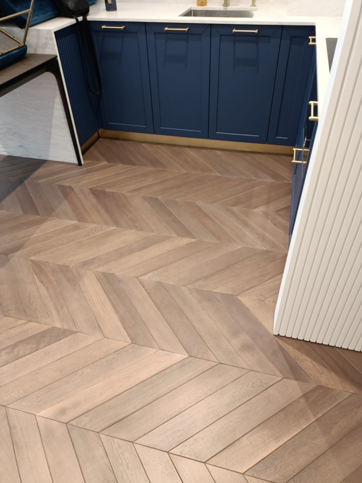 Инженерная доска, дуб, масло с твёрдым воском, французская ёлка.