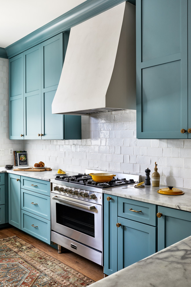 Ispirazione per una grande cucina abitabile tradizionale con ante in stile shaker, ante blu, top in marmo e paraspruzzi bianco