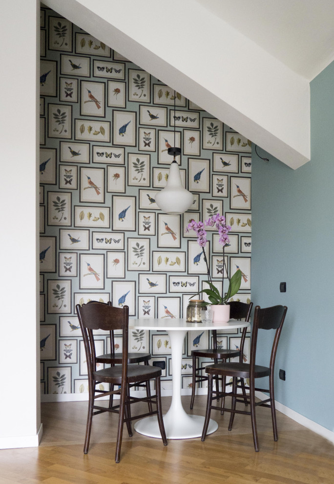 Immagine di un piccolo angolo colazione boho chic con pareti verdi e pavimento in legno verniciato