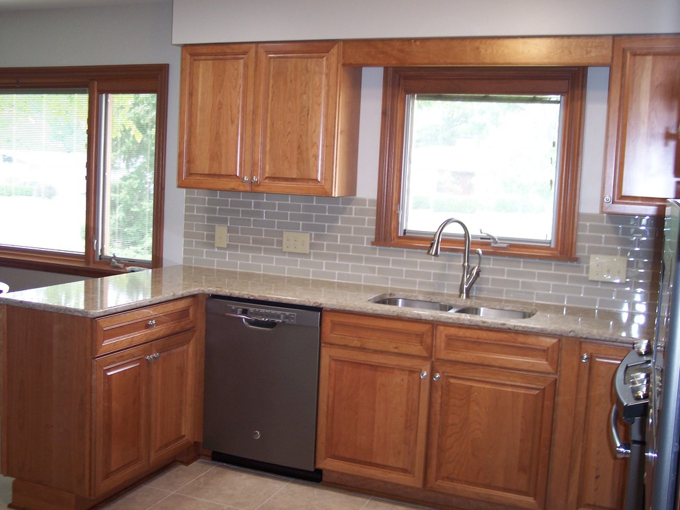 Transitional kitchen photo in Columbus
