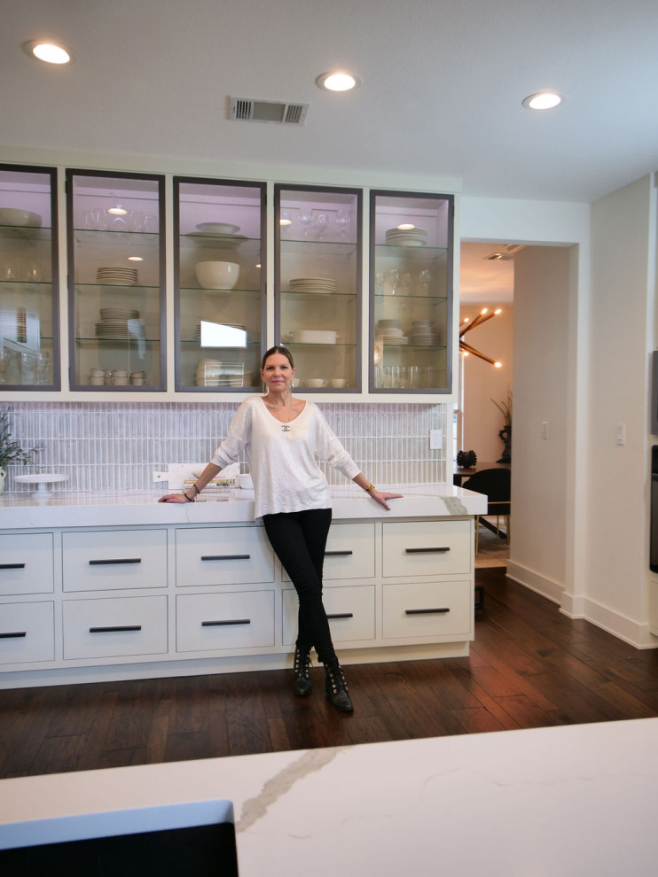 オースティンにある高級な中くらいなトランジショナルスタイルのおしゃれなキッチン (フラットパネル扉のキャビネット、白いキャビネット) の写真