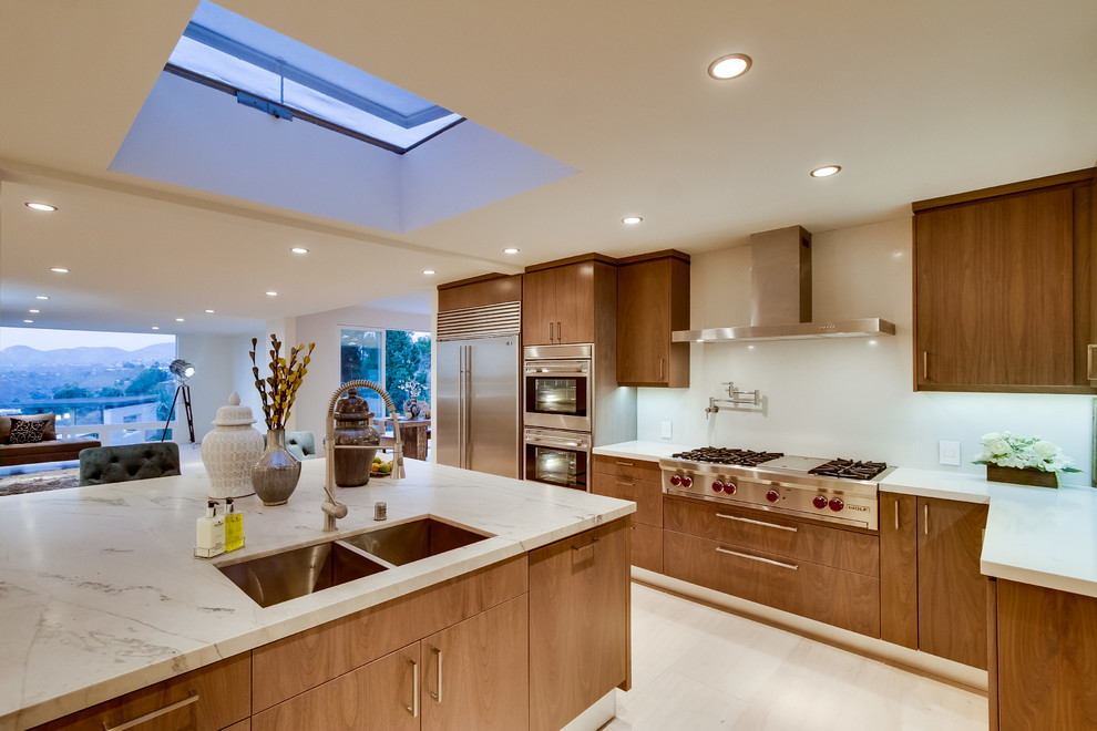 Design ideas for a modern kitchen in San Diego.