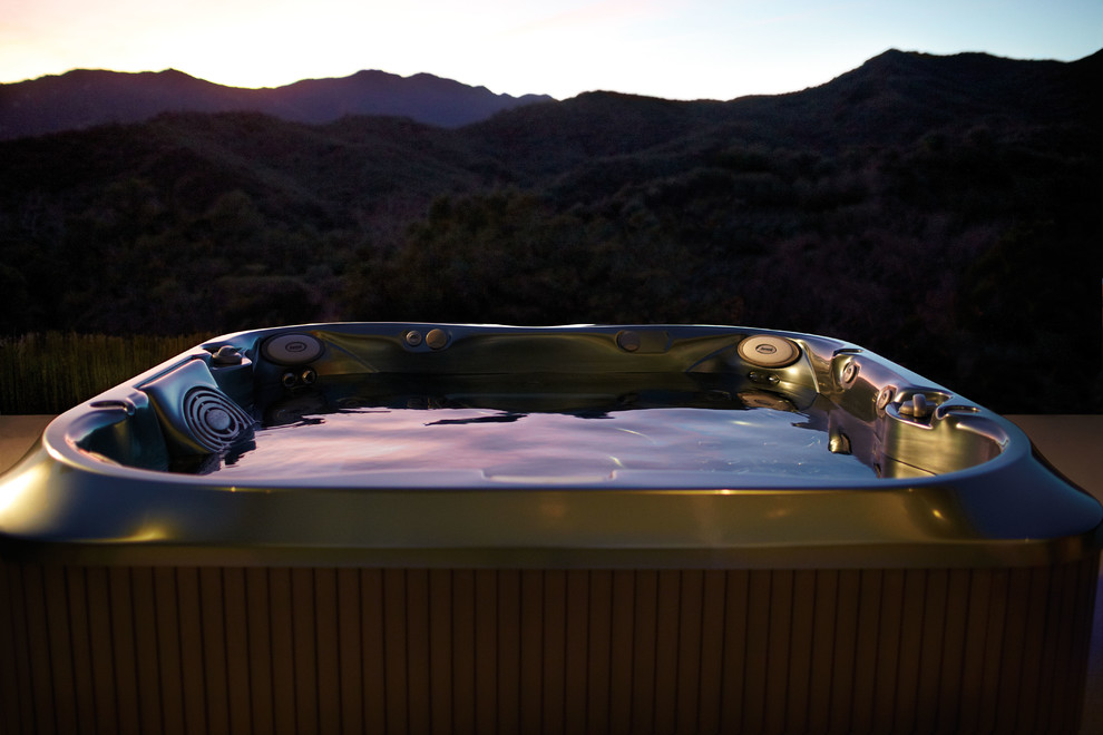 Modern backyard pool in San Francisco with a hot tub.