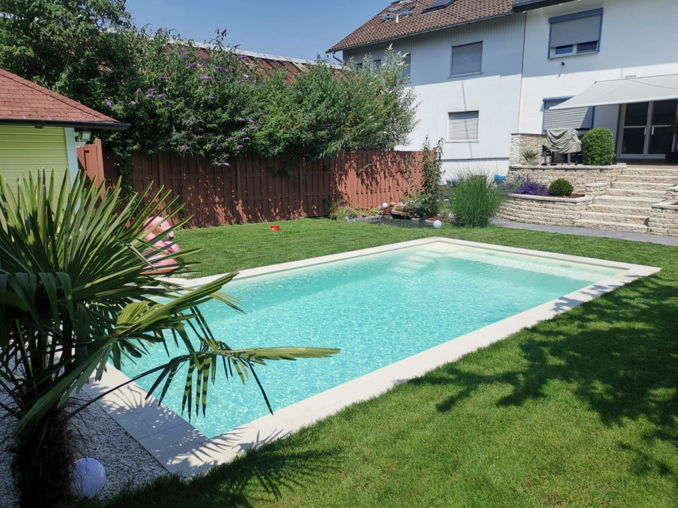 Mittelgroßer, Gefliester Moderner Pool neben dem Haus in rechteckiger Form in Frankfurt am Main