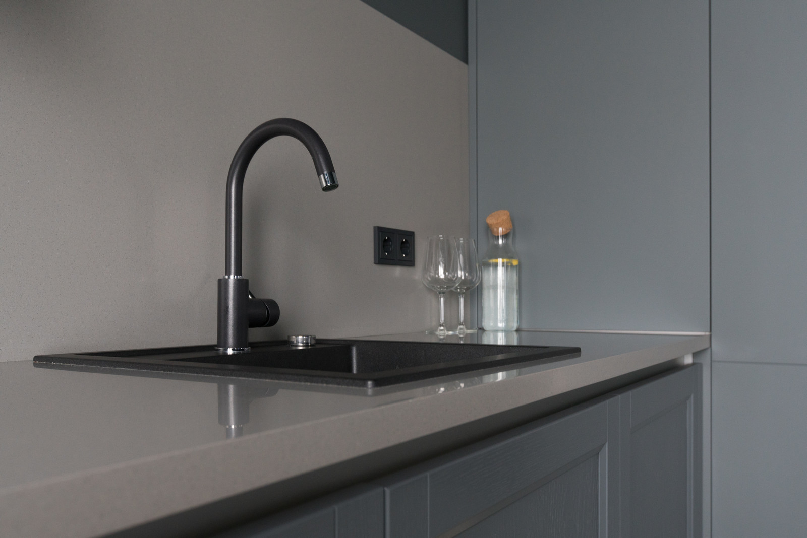 Кухня в антрацитовом цвете для молодого парня