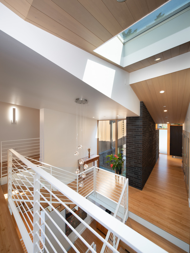Источник вдохновения для домашнего уюта: большой коридор в современном стиле с белыми стенами и деревянным потолком
