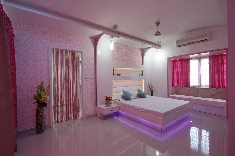 This is an example of a contemporary bedroom in Chennai.