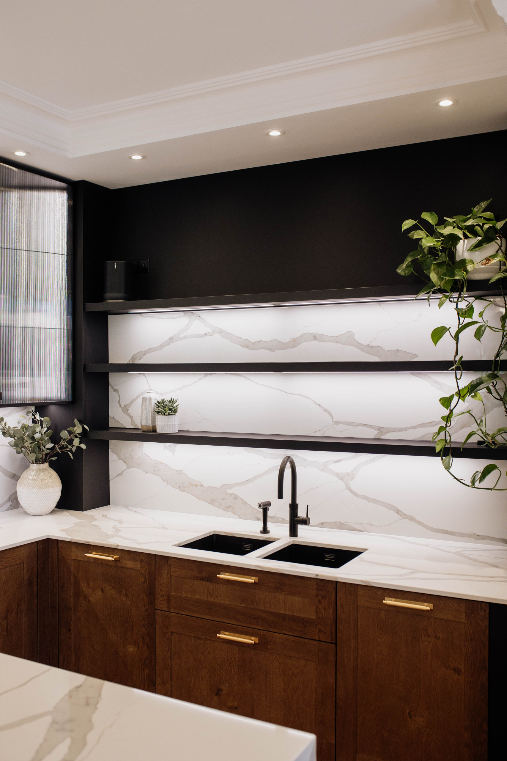 Solid Wood and Anthracite Kitchen