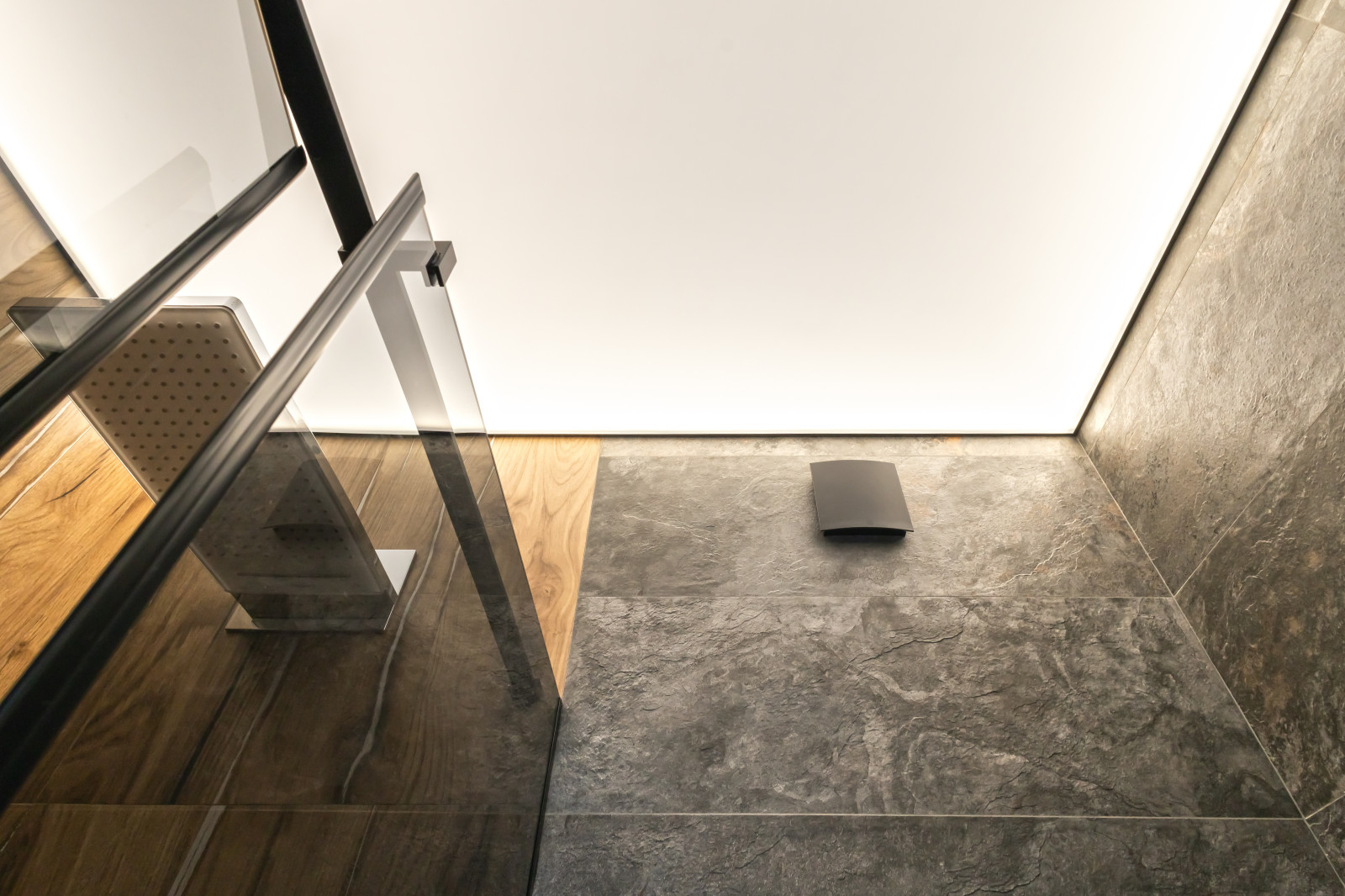 Установка натяжных потолков в квартире.