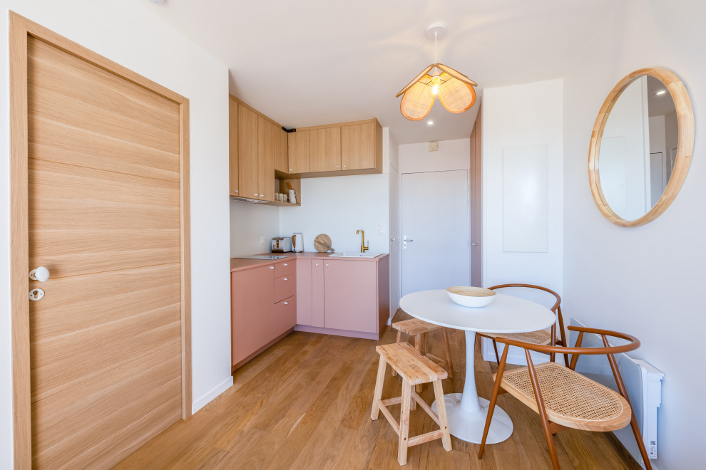 Idées déco pour une salle à manger ouverte sur le salon scandinave avec un mur blanc et parquet clair.