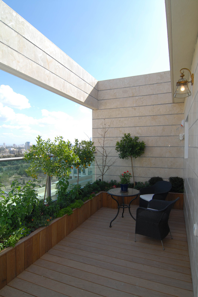 Photo of a beach style balcony in Tel Aviv.