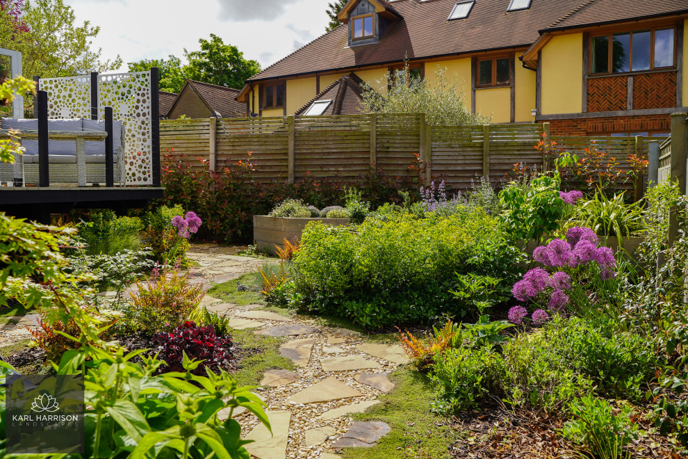 Diseño de jardín escandinavo de tamaño medio en verano en patio trasero con jardín francés, parterre de flores, exposición total al sol, entablado y con madera