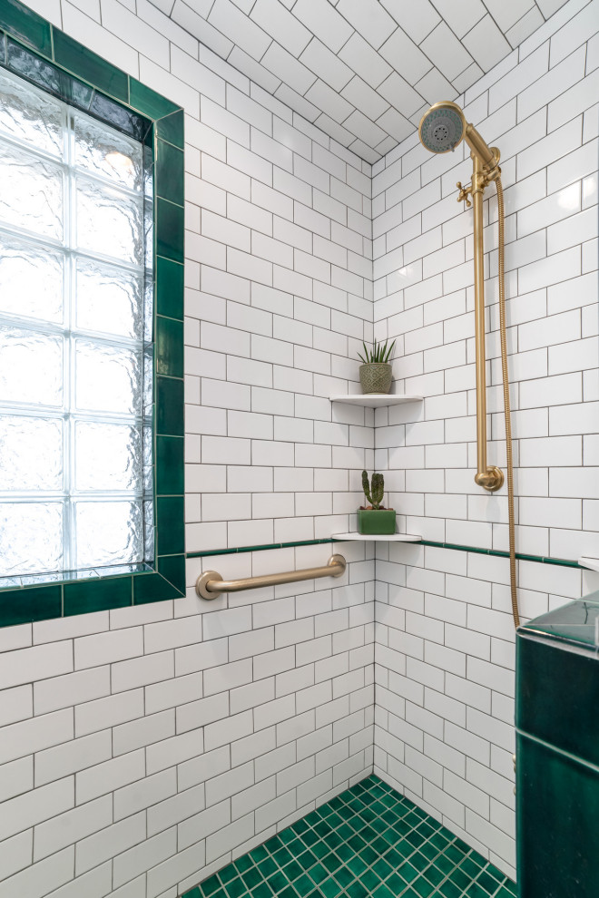 Geräumiges Duschbad mit Duschnische, Mosaik-Bodenfliesen, grünem Boden, Falttür-Duschabtrennung und freistehendem Waschtisch in Minneapolis