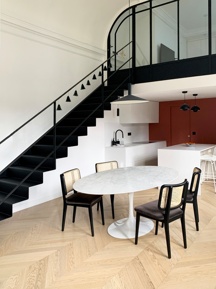This is an example of a large contemporary dining room in Paris.