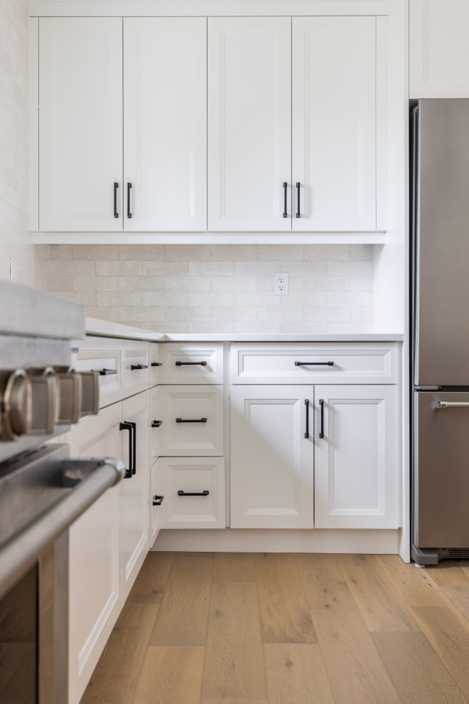 Example of a mid-sized transitional kitchen design
