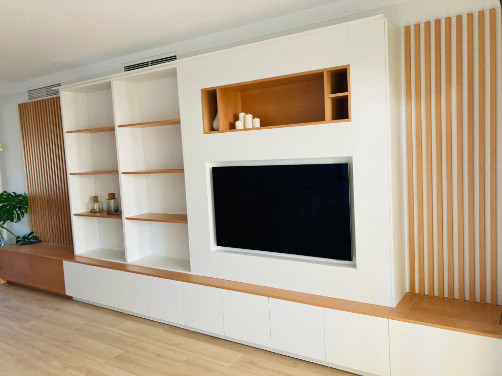 Идея дизайна: открытая гостиная комната среднего размера, в белых тонах с отделкой деревом в скандинавском стиле с белыми стенами, паркетным полом среднего тона, телевизором на стене, бежевым полом и деревянными стенами без камина