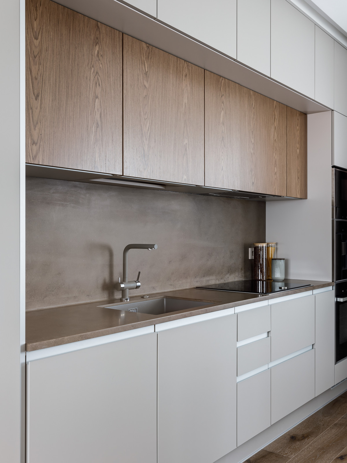 Двухуровневая квартира с лестницей из дерева и стекла