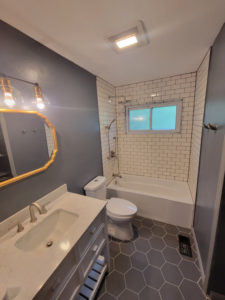Пример оригинального дизайна: большая главная ванная комната в классическом стиле с фасадами в стиле шейкер, синими фасадами, угловой ванной, душем над ванной, унитазом-моноблоком, белой плиткой, плиткой кабанчик, синими стенами, полом из керамогранита, подвесной раковиной, столешницей из гранита, синим полом, шторкой для ванной, белой столешницей, тумбой под одну раковину и встроенной тумбой