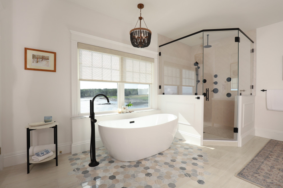 Großes Maritimes Badezimmer En Suite mit freistehender Badewanne, Doppeldusche, weißer Wandfarbe, Fliesen in Holzoptik, beigem Boden und Falttür-Duschabtrennung in Portland Maine