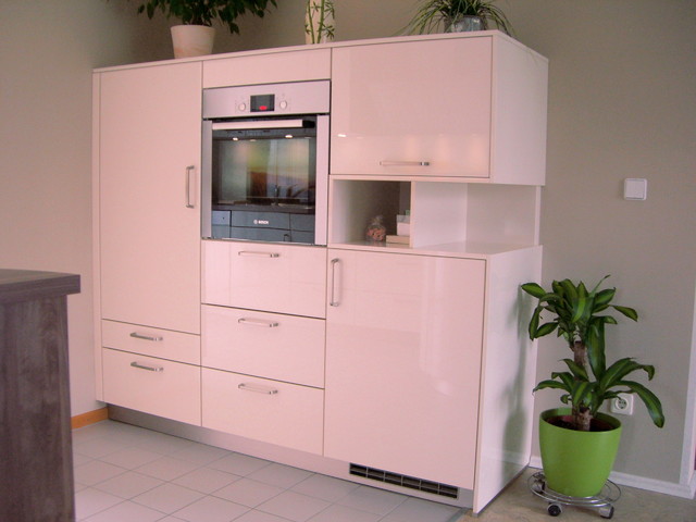 Küche mit offenem Regalbereich im Geräte-Highboard - Modern - Küche - Berlin - von Atelier Schwone