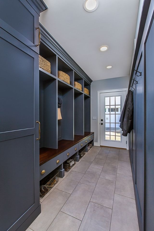 На фото: большой тамбур со шкафом для обуви в классическом стиле с серыми стенами, полом из керамической плитки, одностворчатой входной дверью, белой входной дверью, серым полом и панелями на части стены