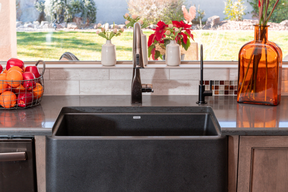 Home design - transitional home design idea in Phoenix
