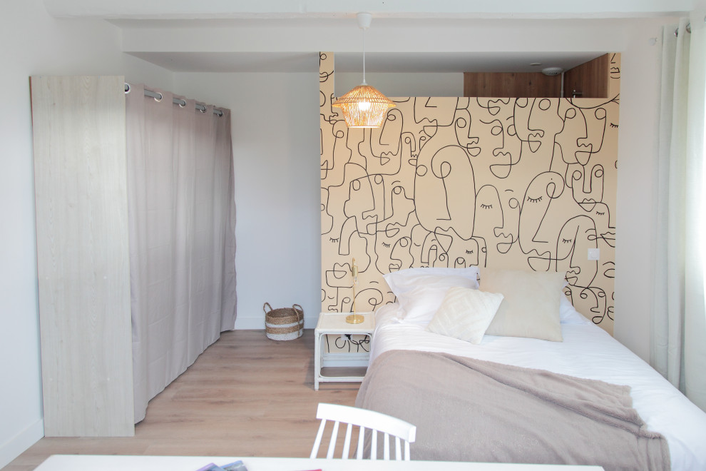 Mittelgroßes Mediterranes Gästezimmer mit weißer Wandfarbe, hellem Holzboden und braunem Boden in Sonstige