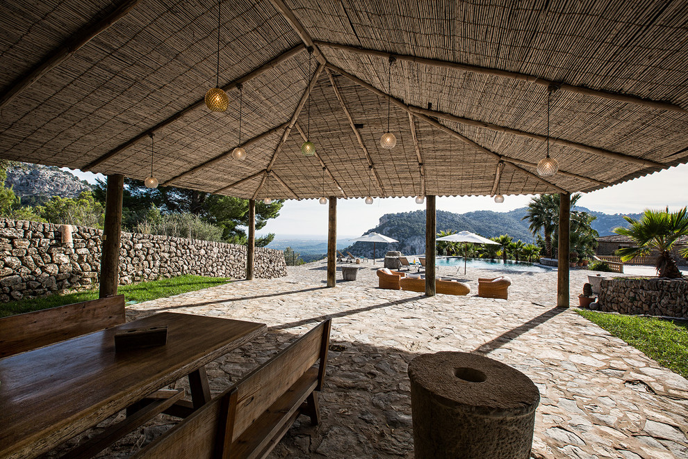 Modelo de terraza in patio trasero With toldo