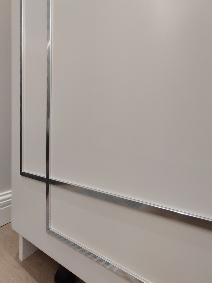 Шкаф распашной.