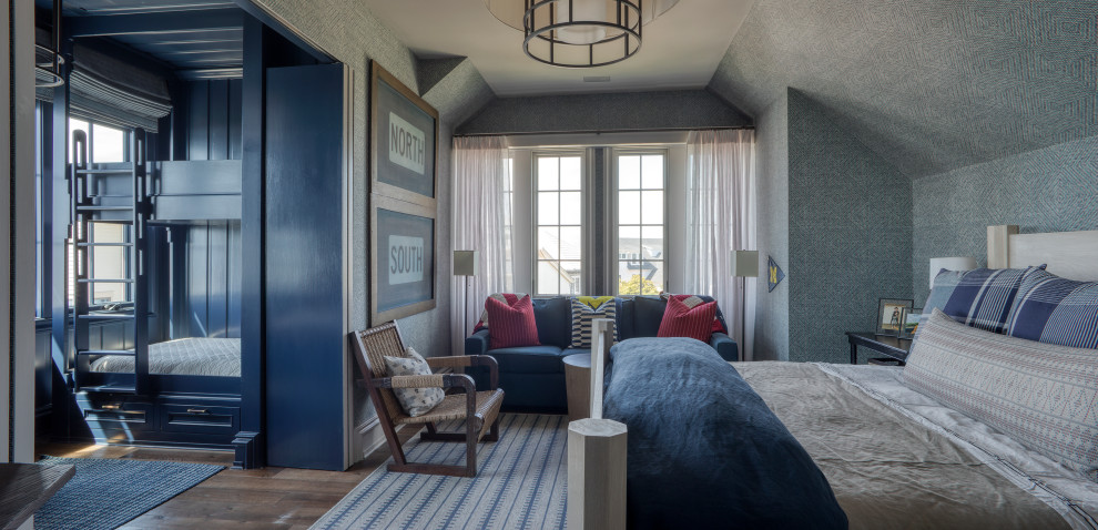 Стильный дизайн: большая гостевая спальня (комната для гостей) в морском стиле с синими стенами, темным паркетным полом, коричневым полом, деревянным потолком и панелями на части стены - последний тренд