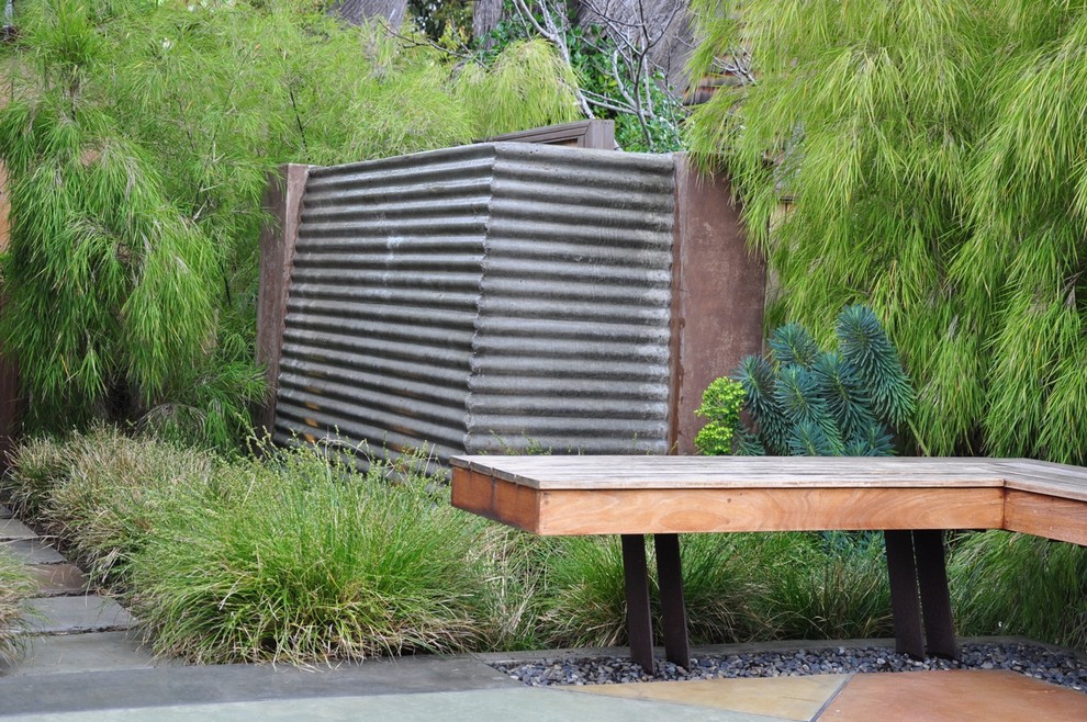 Contemporary garden in San Luis Obispo with natural stone pavers.