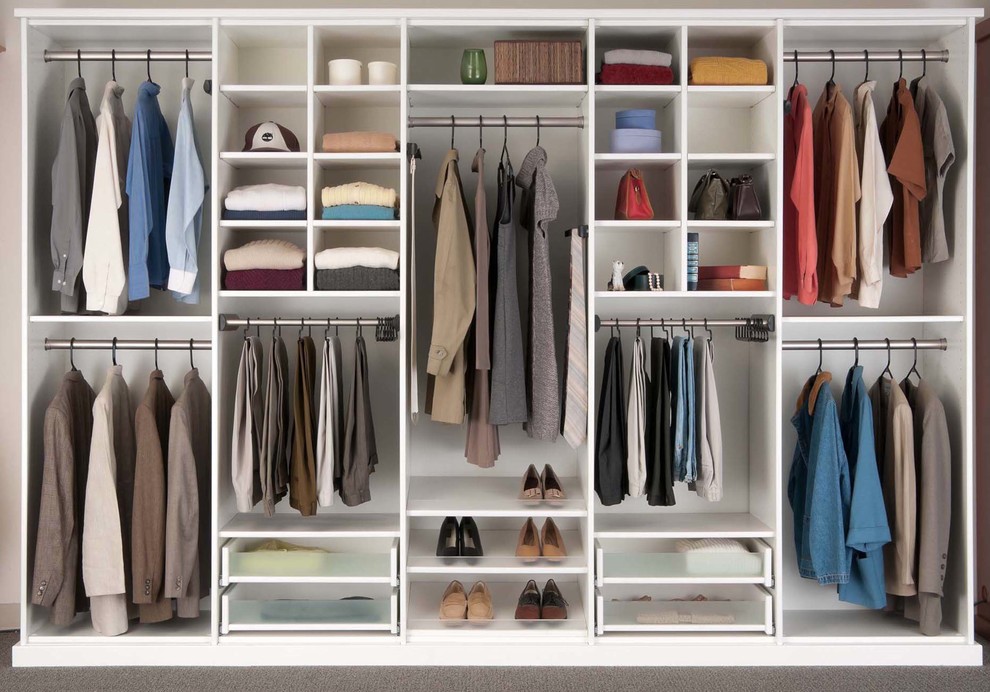 Photo of a mid-sized contemporary gender-neutral built-in wardrobe in Los Angeles with carpet and white cabinets.
