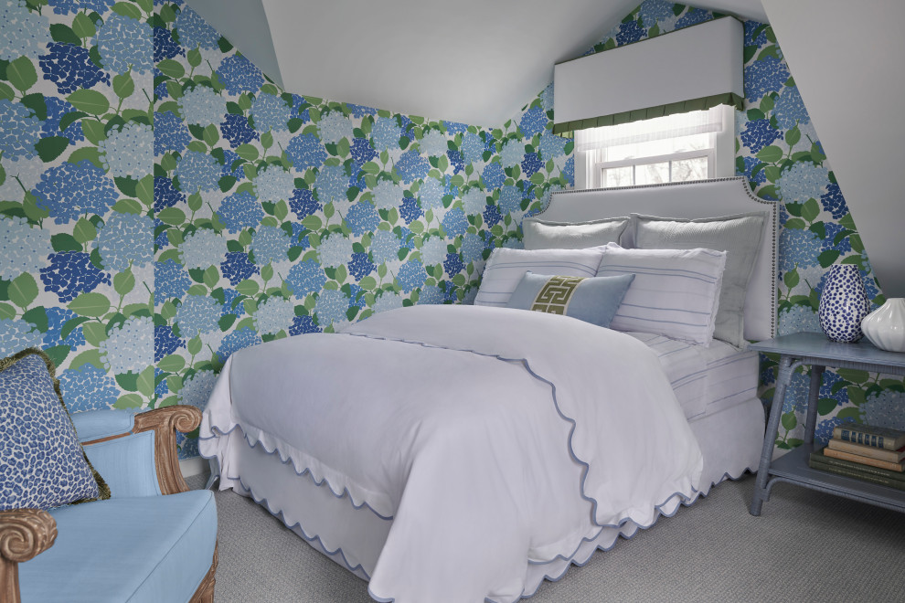 Ispirazione per una camera da letto chic con carta da parati, pareti multicolore, moquette, pavimento grigio e soffitto a volta