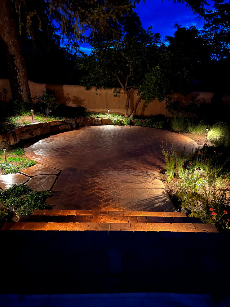 Idee per un grande giardino formale american style esposto a mezz'ombra davanti casa in estate con un ingresso o sentiero, pavimentazioni in pietra naturale e recinzione in pietra