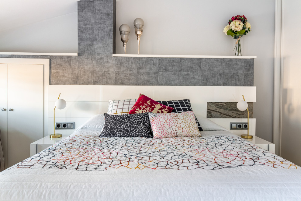 バルセロナにある中くらいなコンテンポラリースタイルのおしゃれな主寝室 (白い壁、大理石の床、ベージュの床、勾配天井)