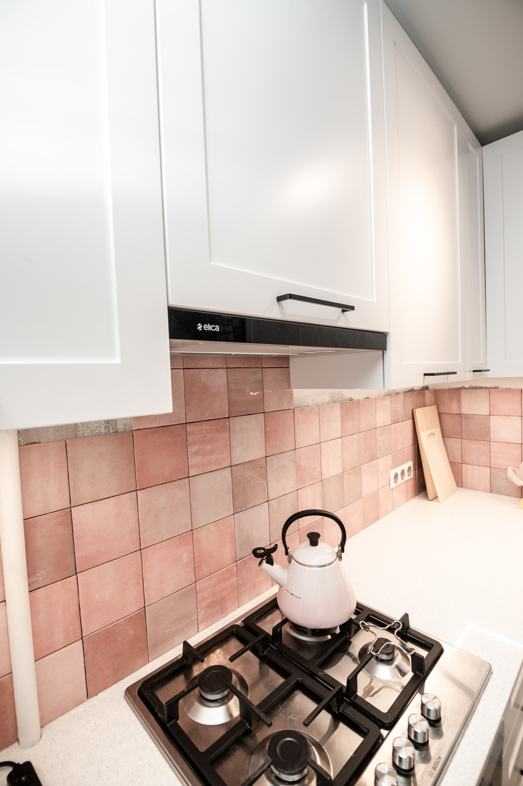 Белая небольшая кухня в стиле неоклассика