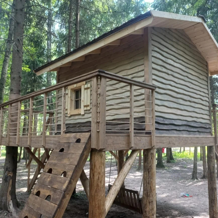 Домик на дереве в лесу