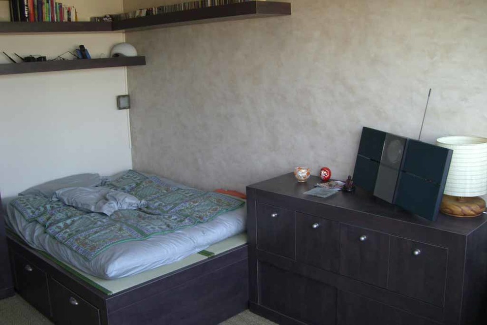 Cette image montre une chambre design.