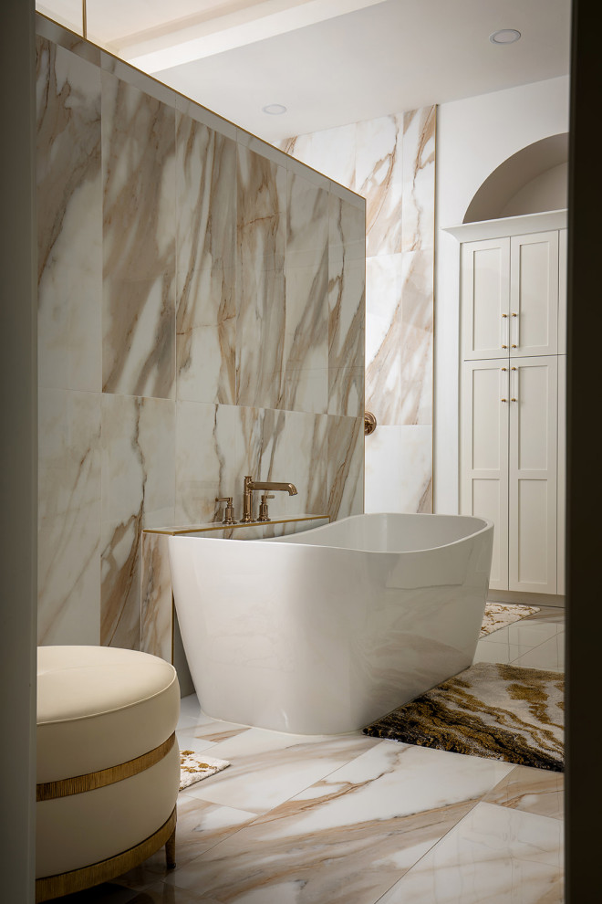 Example of a transitional home design design in Austin