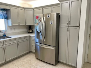Example of a large u-shaped eat-in kitchen design with flat-panel cabinets, gray cabinets, laminate countertops and a peninsula