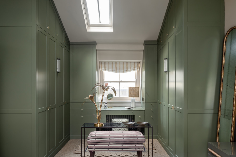 Inspiration pour un dressing room traditionnel neutre avec un placard à porte shaker, des portes de placards vertess, moquette, un sol beige et un plafond voûté.